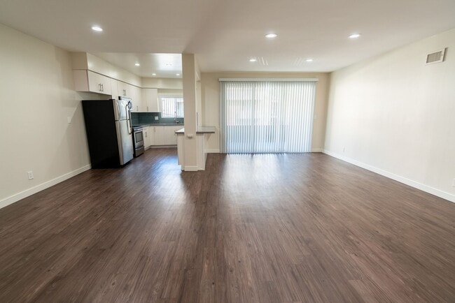 Interior Photo - 616 North Sweetzer Avenue