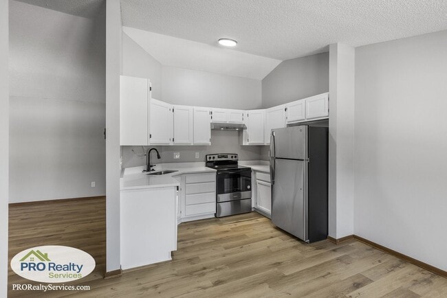 Building Photo - Recently Remodeled 2 Bedroom Condo