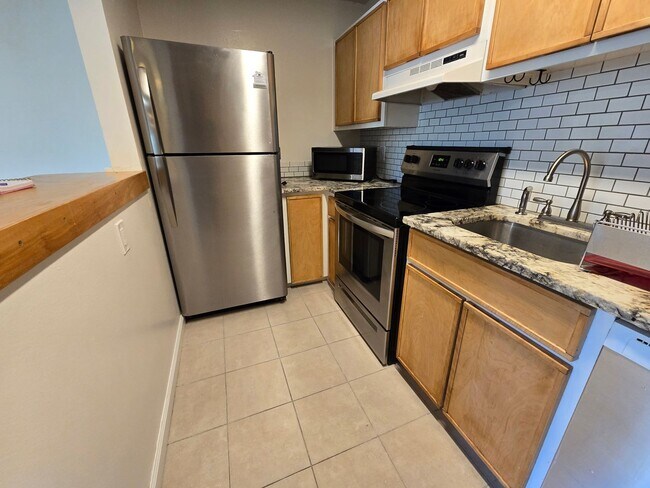 Building Photo - Nicely Updated Ground Floor 2B2B Condo at ...