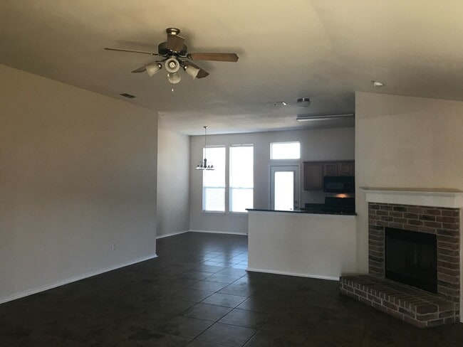 Building Photo - 4/2/2 Fenced yard NORTH LONGVIEW