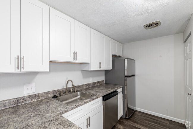 1BR, 1BA - 600SF - Kitchen - Gull Harbor Apartments