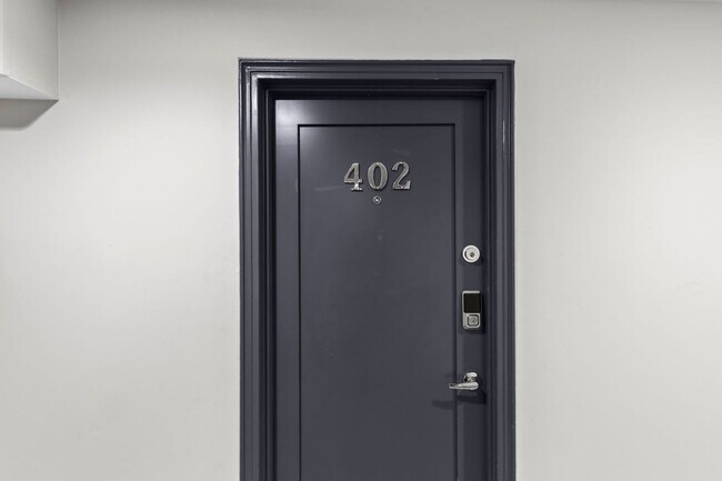 Building Photo - Bright Top-Floor 1BR Condo in Columbia Hei...