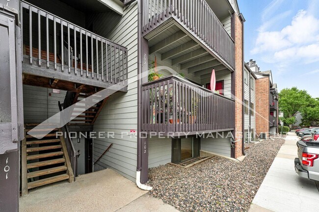 Building Photo - Spacious Condo with Washer/Dryer and Centr...