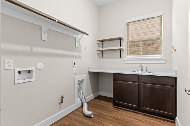 Foto del edificio - 5323 Wyatt James Ln