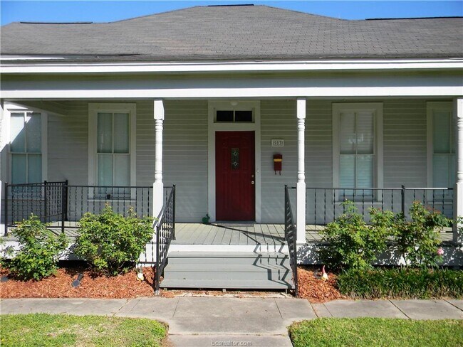 Building Photo - 903 E Washington Ave
