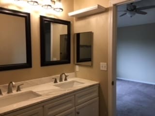 Baño principal con vista al dormitorio principal - 6470 Silver Mesa Dr