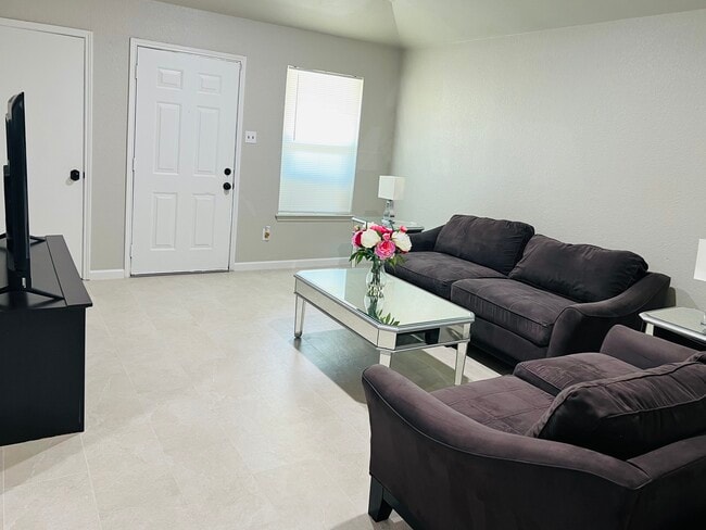 Building Photo - 2525 Esquire Dr