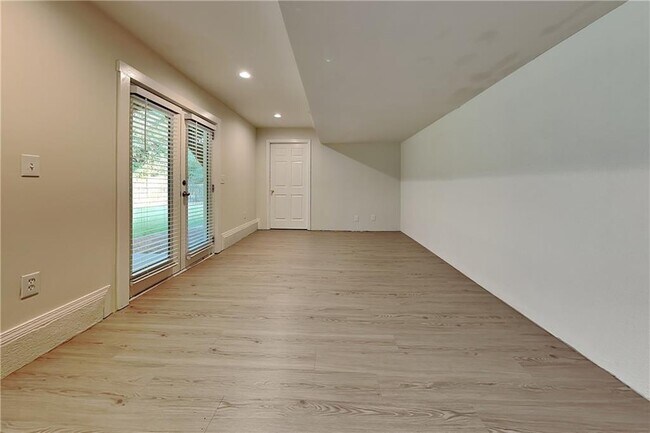 Building Photo - 1555 Rose Pointe Dr