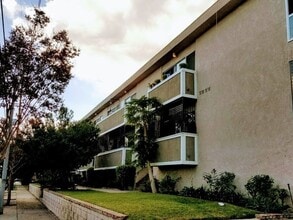 Building Photo - 7461 Hazeltine Ave