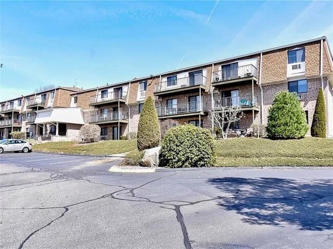 Building Photo - 752 QUAKER Ln