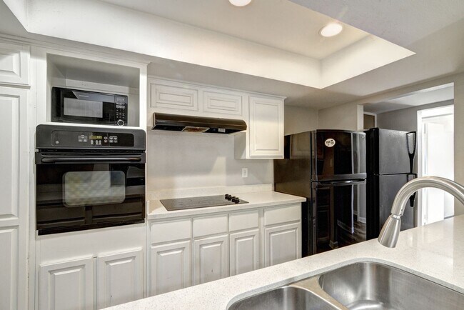 Foto del edificio - 5 Bed/3 Bath With Pool Backing the 60