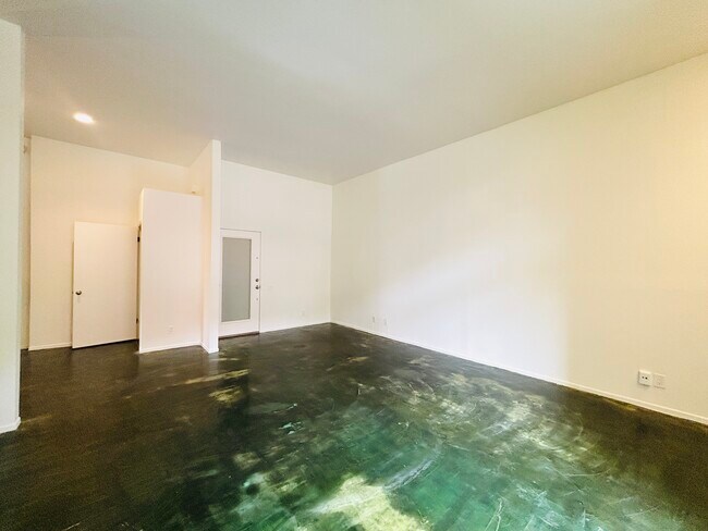 Foto del edificio - 2339 Hyperion Ave
