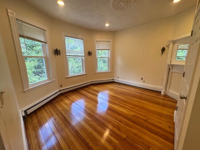 Foto del edificio - 64 Fisher Ave