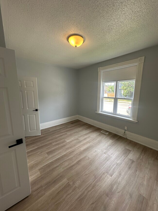 Photo du bâtiment - Affordable Main Floor