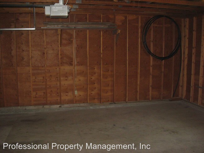 Building Photo - 2700 Southhills Dr