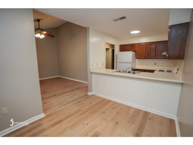 Building Photo - Lakewood Apartments: Premium location