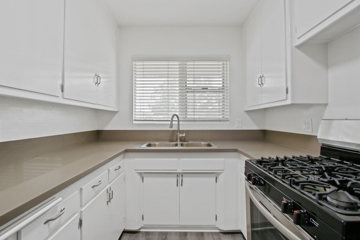 Primary Photo - 402 Montana Ave