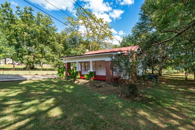 Foto del edificio - Fall in Love with This Hidden Gem Off Eastern Valley Road!