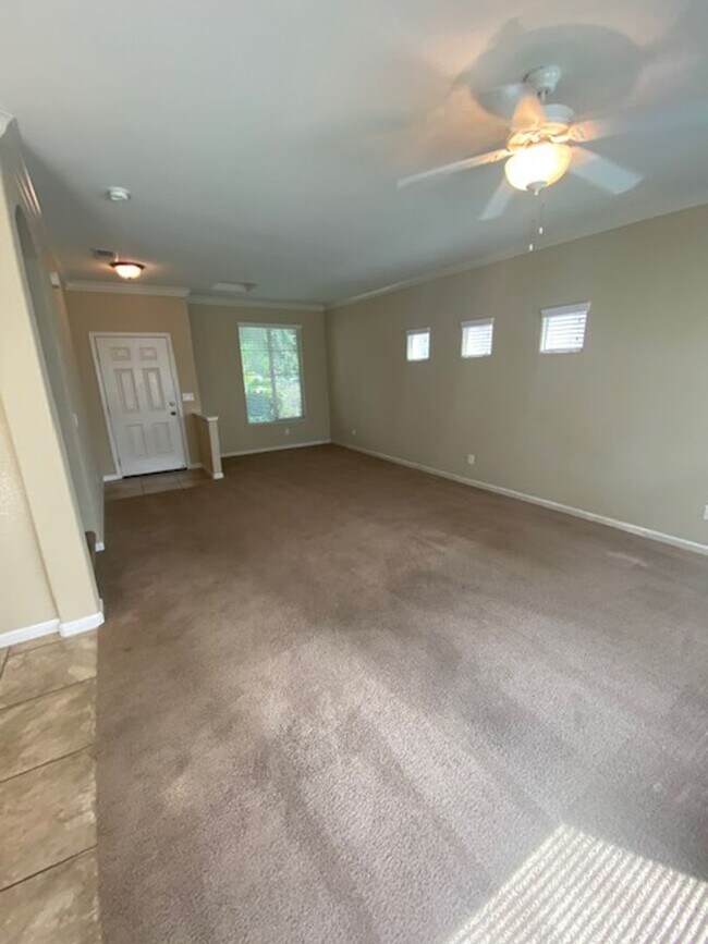 Foto del edificio - Rare Find in Lincoln!  Spacious 3 Bedroom 2.5 Bath Home Walking Distance to the Park