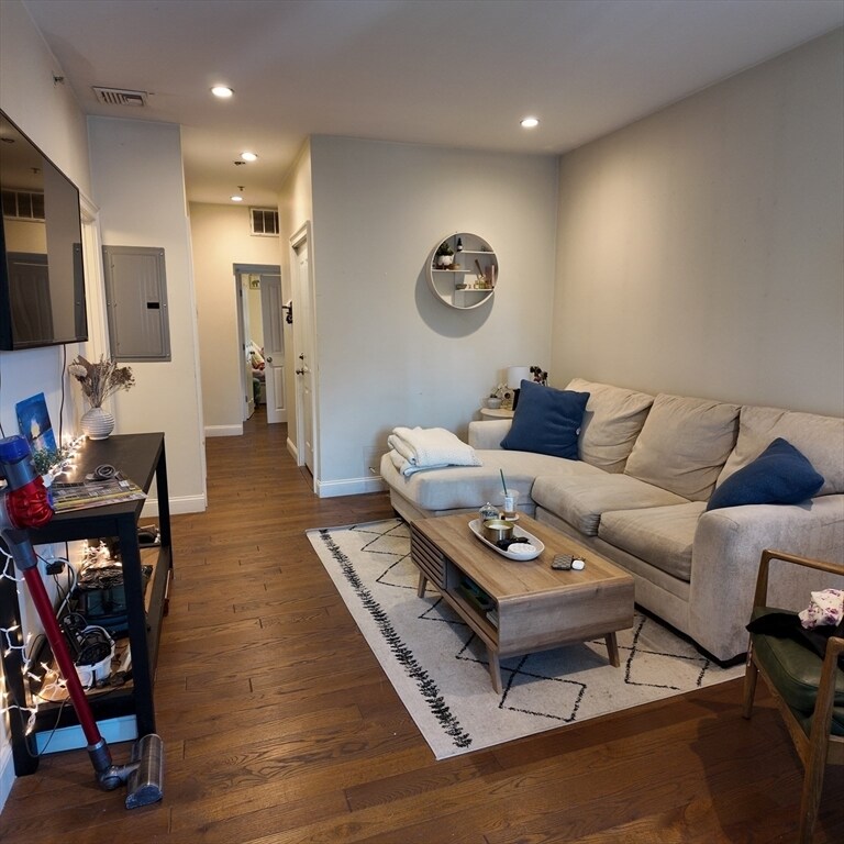 Foto principal - 7 Loring St
