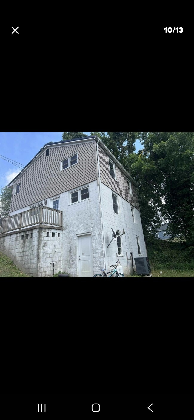 Building Photo - 346 Blackburn Ave