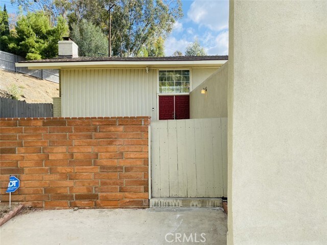 Building Photo - 8991 Meadowbrook Way