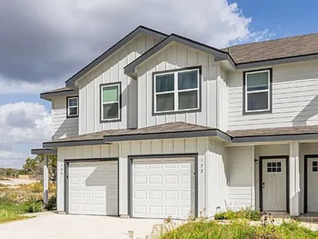 Building Photo - **Discover Elevated Living at Hunters Ranch!**