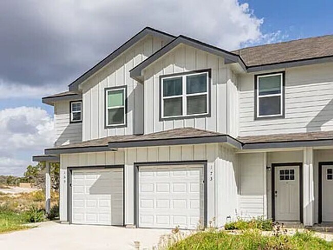 Foto del edificio - **Discover Elevated Living at Hunters Ranch!**