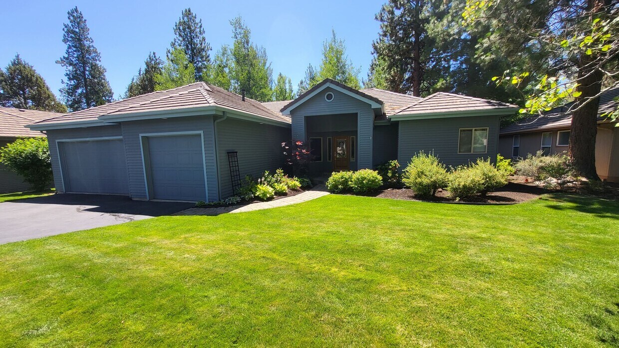 Foto principal - 3 Bed 2.5 Bath Single Level 3 Car Garage