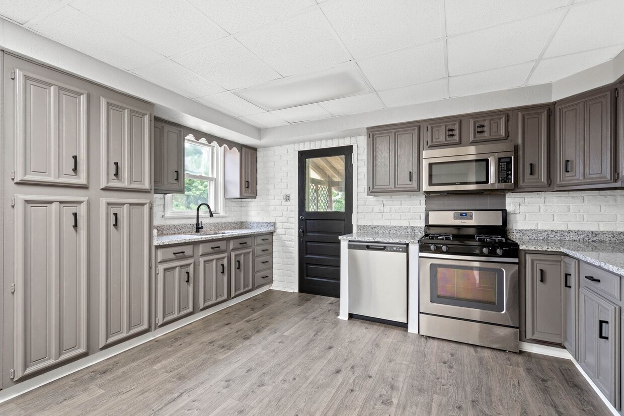 Stunning 3 bedroom home in Carrick available May 15! - Stunning 3 bedroom home in Carrick available May 15!