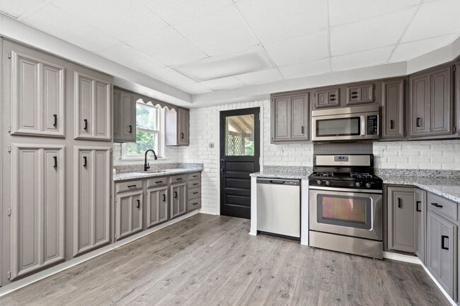 Stunning 3 bedroom home in Carrick available May 15! - Stunning 3 bedroom home in Carrick available May 15!