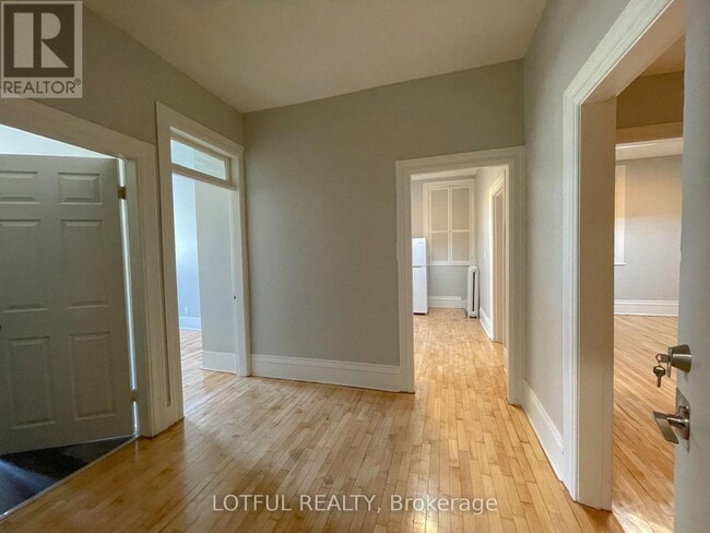 Building Photo - 4 - 4 1/2 RUSSELL STREET E