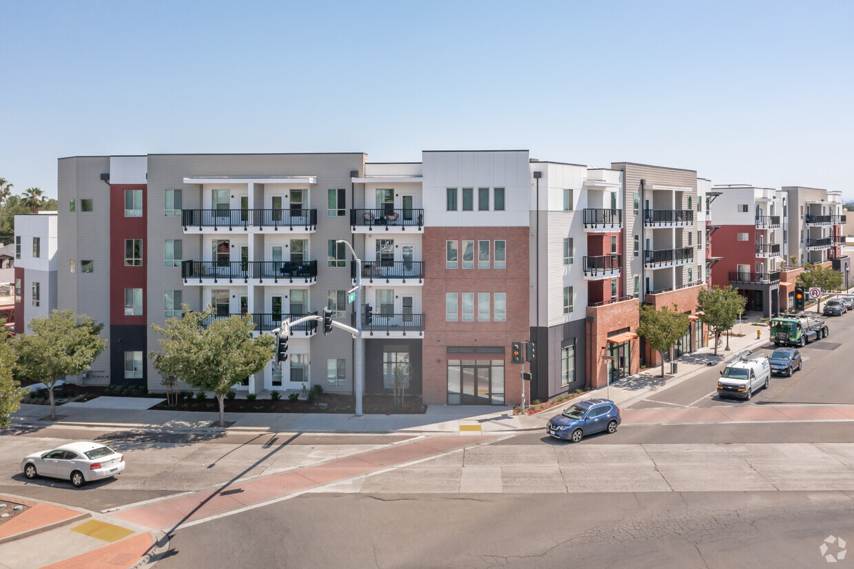 Building Photo - Main Street Plaza