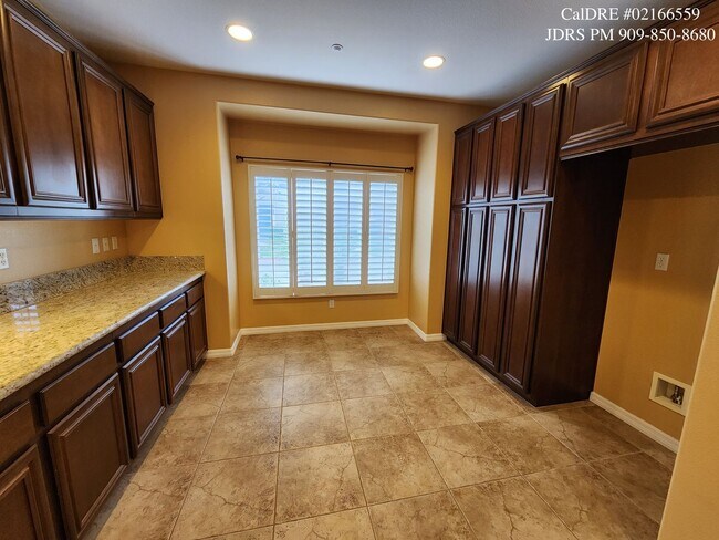 Building Photo - Riverside 3 Bedroom Home