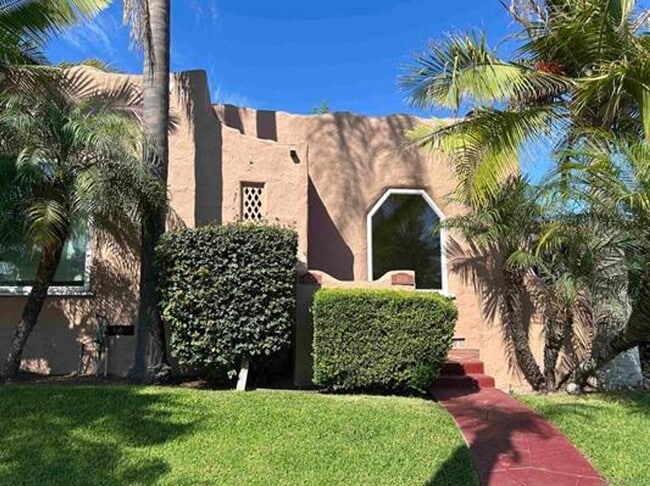 Foto del edificio - 4734-4736 Biona Dr
