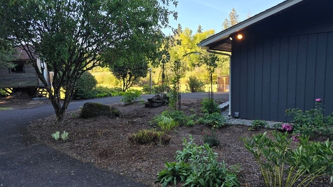 Building Photo - Beautiful 3 Bedroom Home on Acreage