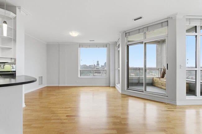 Building Photo - 980 Yonge St