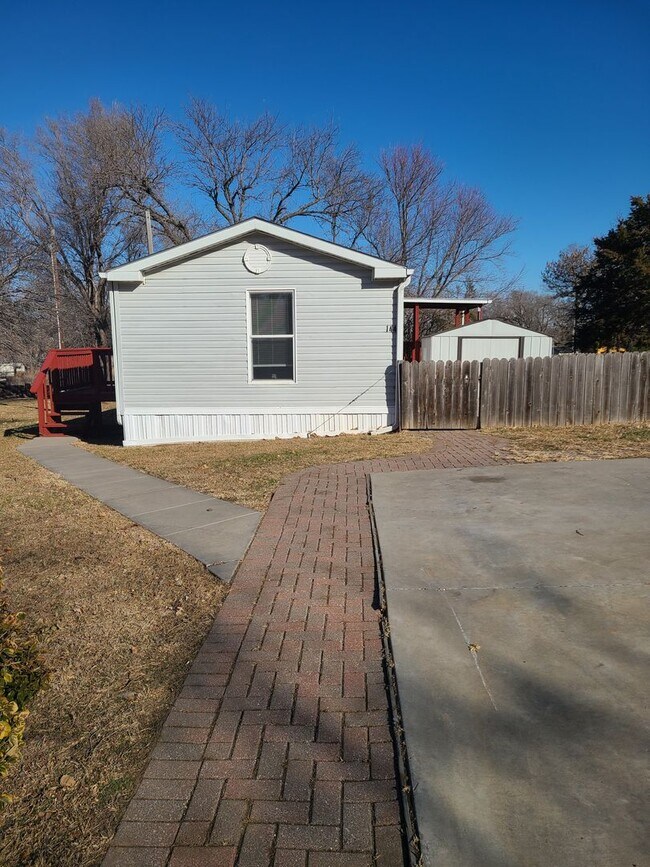 Building Photo - Newer 2 bed 1 bath mobile home.