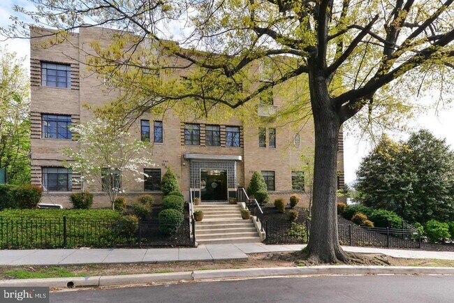 Foto del edificio - 2911 Newark St NW