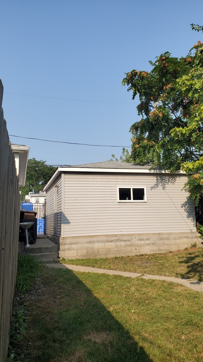 Garage - 1936 N Saint Louis Ave