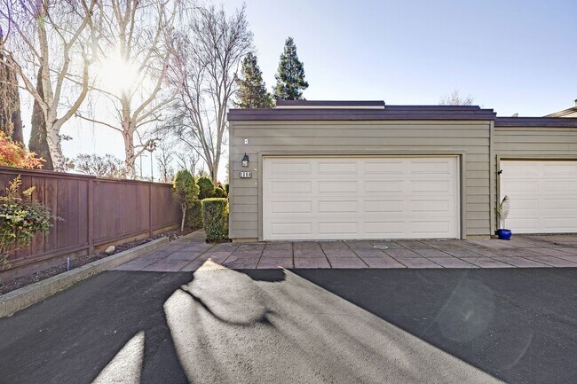 Building Photo - Beautiful Townhome in the Heart of Pleasanton