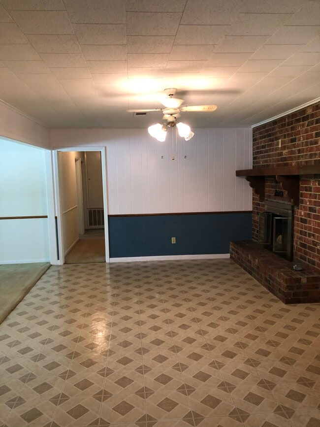 Building Photo - 304 Sunny Hill Dr