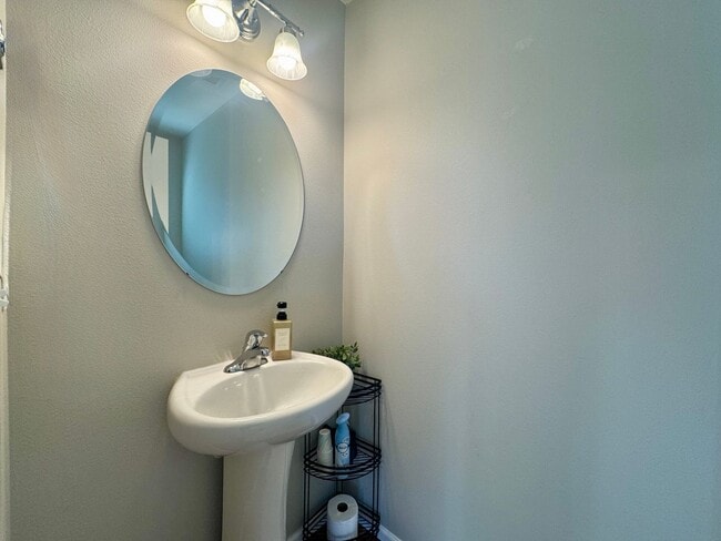 Building Photo - Lake Stevens 3BD Home | A/C, Office, Garage & Fenced Yard