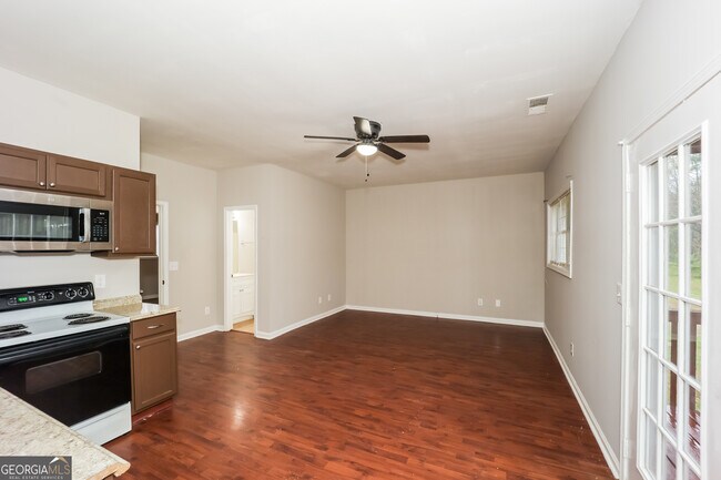 Building Photo - 2175 Lake Royale Dr