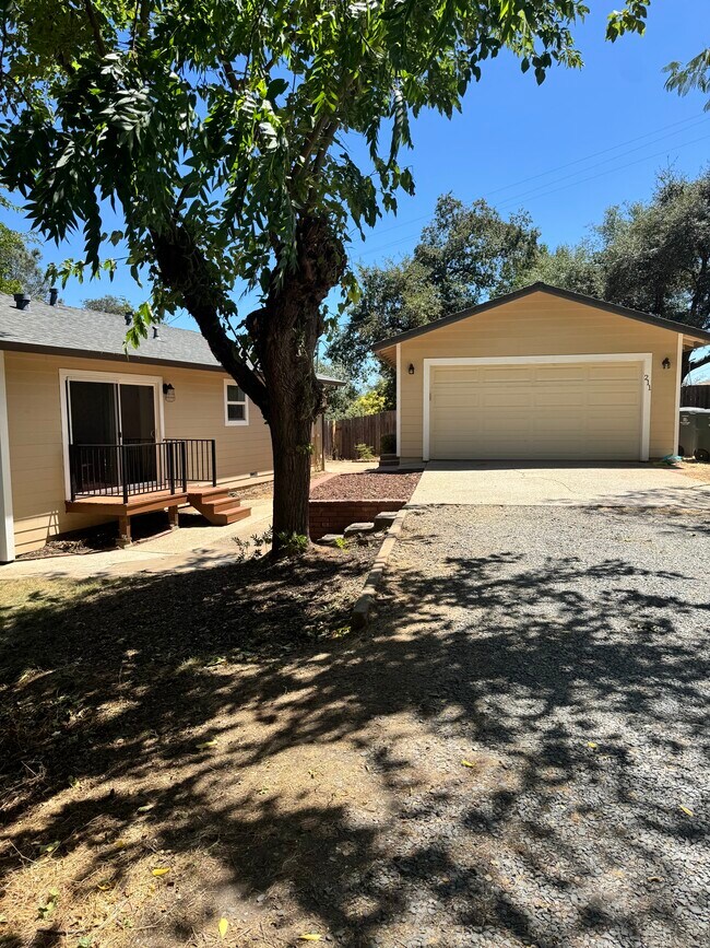 Foto del edificio - 211 Mulberry Ln