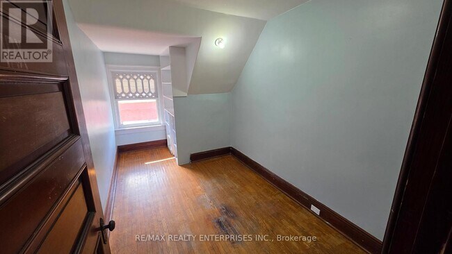 Building Photo - 142 Emerald St S