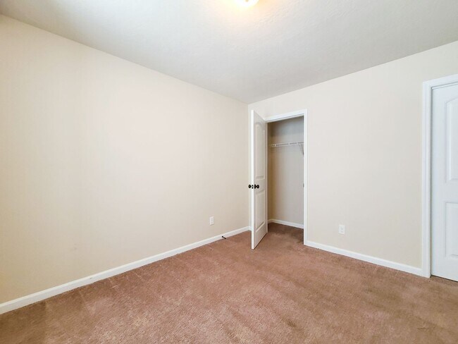 Building Photo - Conveniently Located Townhome off Exit 5!