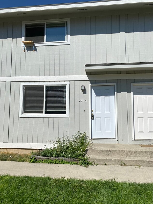 Primary Photo - 2209-2237 S Salmon Lane, 83705