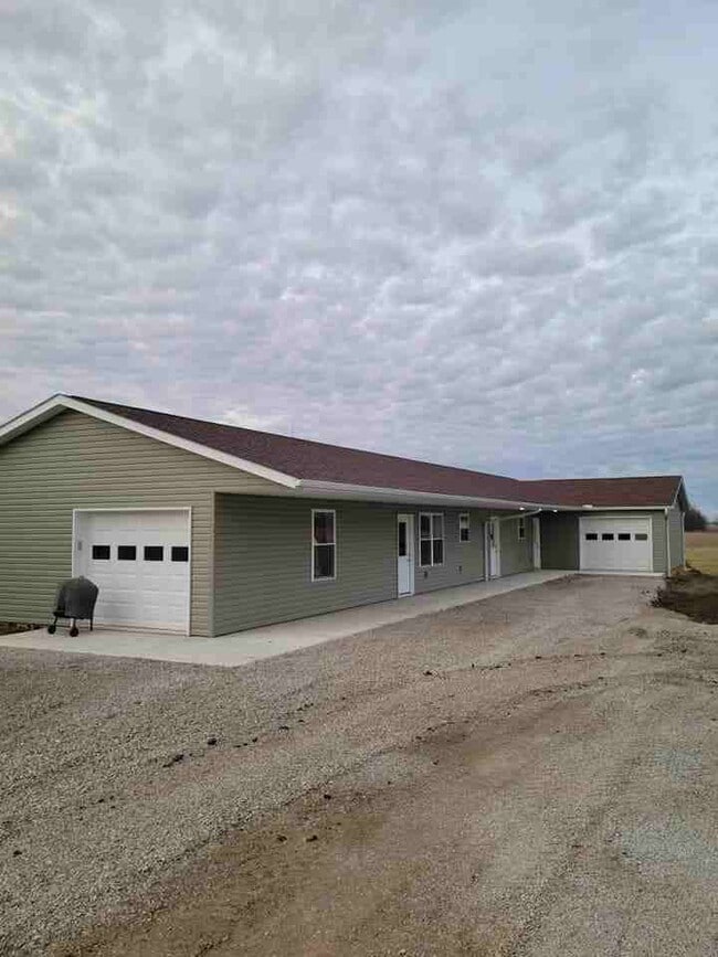 Building Photo - 407 E Center St