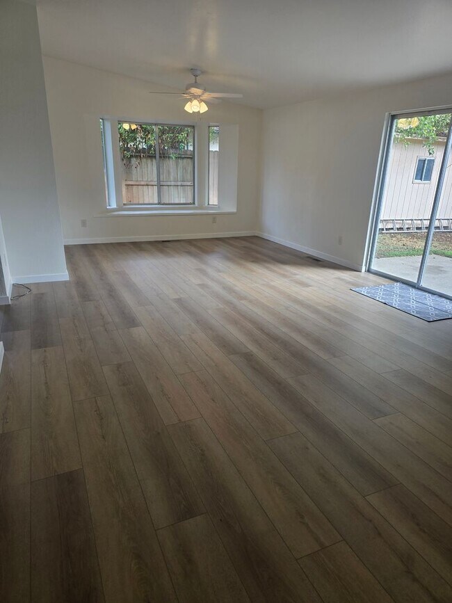 Foto del edificio - 3 bed 2 bath Single Home for Rent in Grants Pass